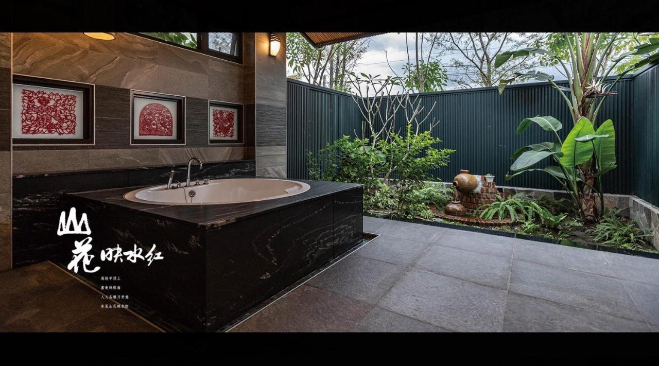 Ferienwohnung 山花映水紅莊園民宿 Yuemei Exterior foto
