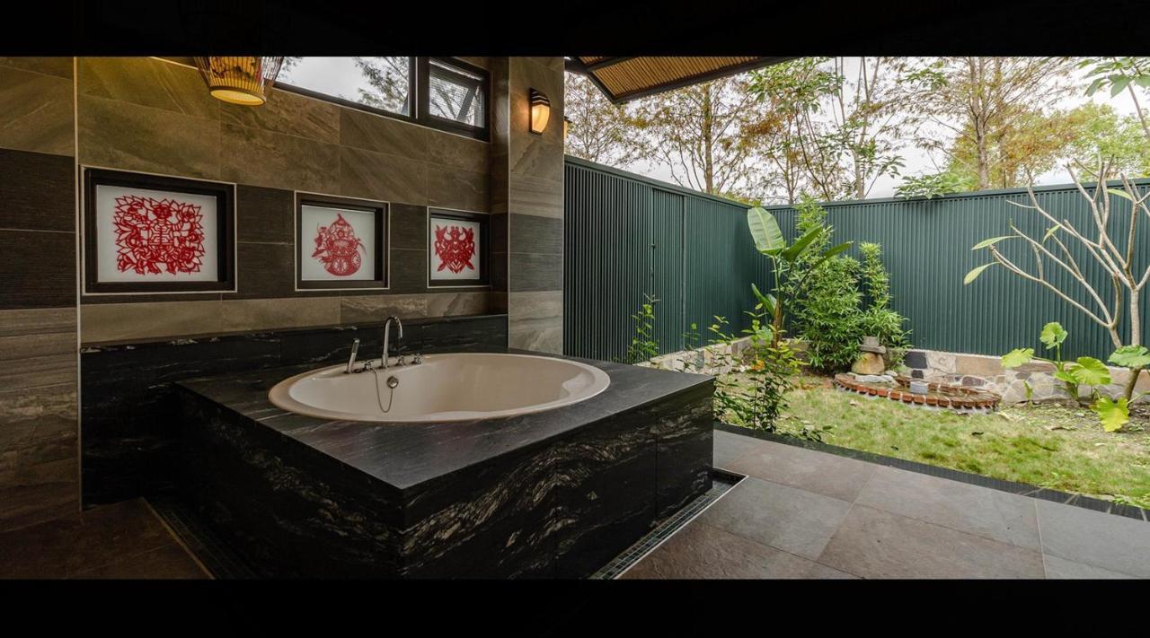 Ferienwohnung 山花映水紅莊園民宿 Yuemei Exterior foto