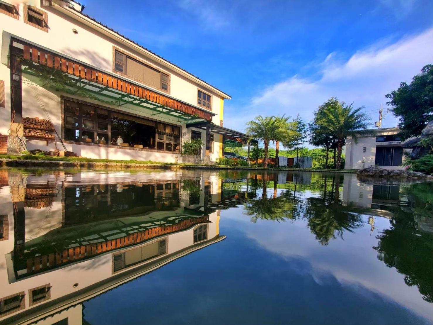 Ferienwohnung 山花映水紅莊園民宿 Yuemei Exterior foto